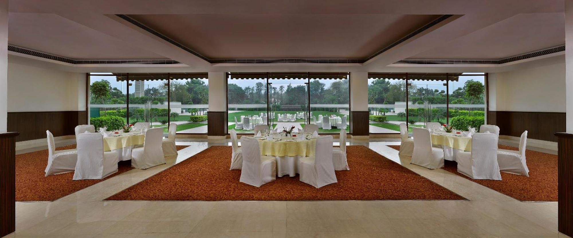 Four Points By Sheraton New Delhi, Airport Highway Hotel Exterior photo