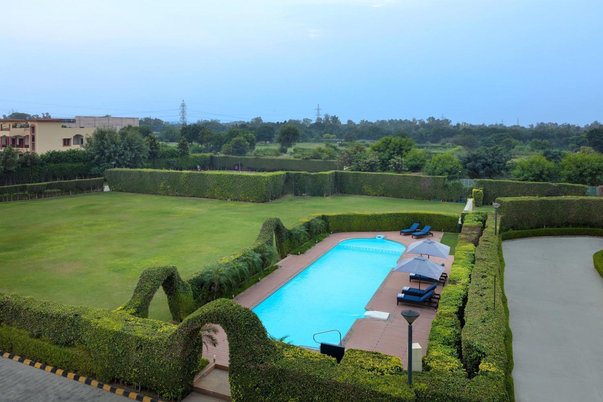 Four Points By Sheraton New Delhi, Airport Highway Hotel Exterior photo